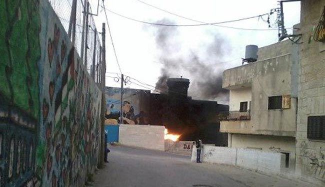 فلسطينيون يضرمون النار ببرج مراقبة اسرائيلي