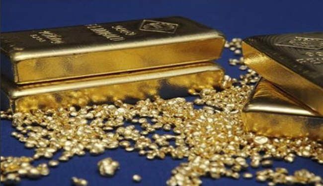 الذهب يتراجع لكنه يسجل أكبر مكسب أسبوعي
