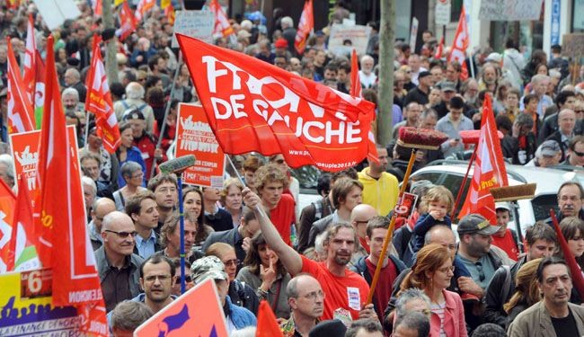 عشرات الآلاف يتظاهرون في باريس احتجاجا على التقشف