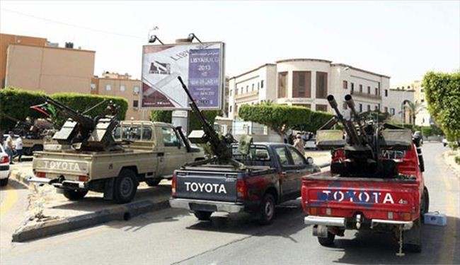ليبيا:مسلحون يحاصرون وزارتين ويطالبون بإسقاط النظام