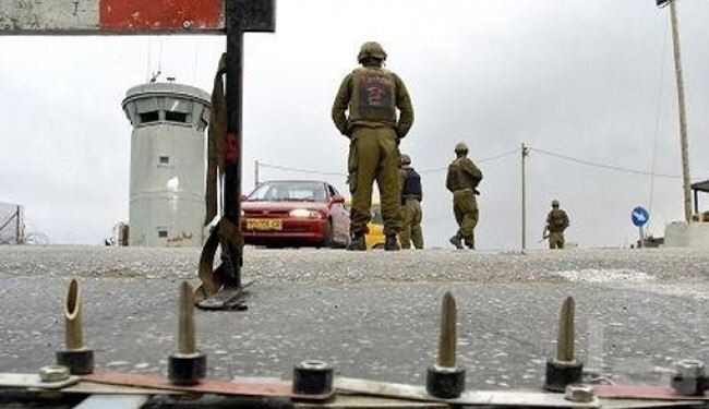 الاحتلال الاسرائيلي يغلق طريقا حيويا بالضفة الغربية