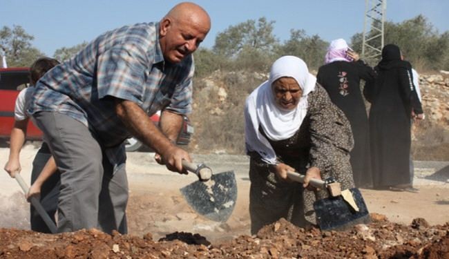 فلسطينيون يفتحون طريقا اغلقها الاحتلال في الضفة