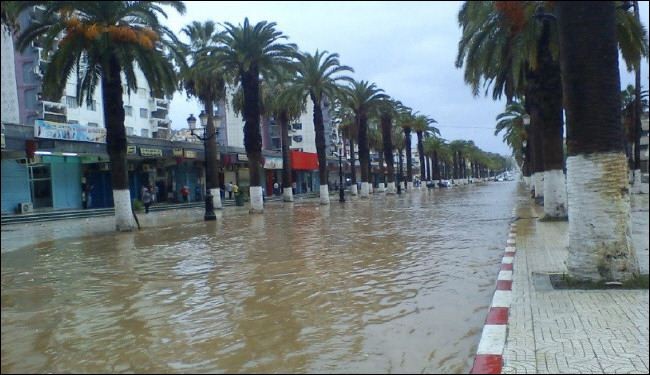 قتيل وطرقات مقطوعة بسبب الامطار الغزيرة بالجزائر