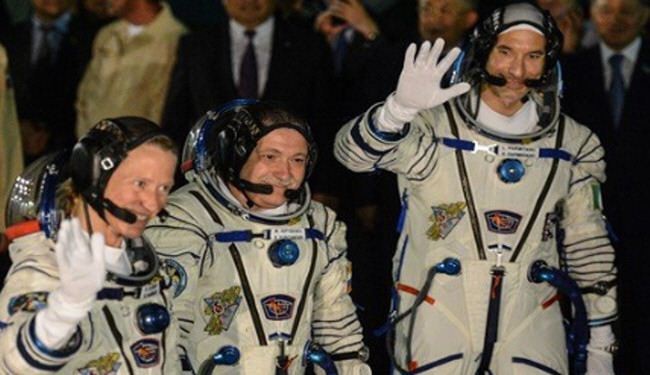 سفينة فضائية روسية تنقل ثلاثة رواد فضاء