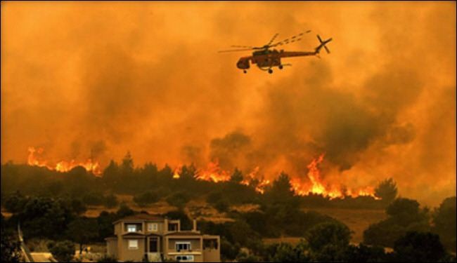اندلاع حرائق ضخمة في غابات اليونان