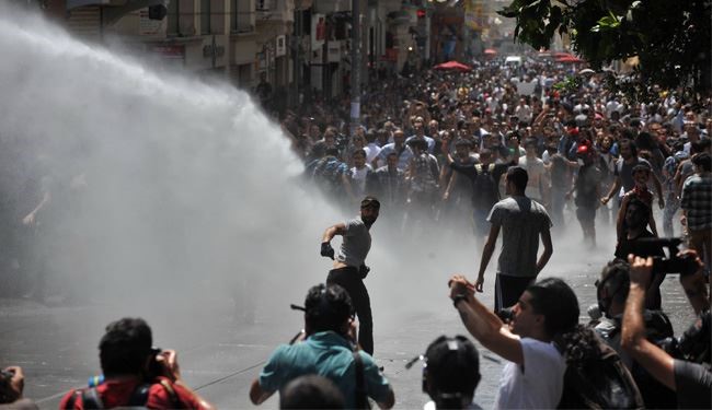 تظاهرات میدان تاکسیم استانبول به خشونت کشیده شد