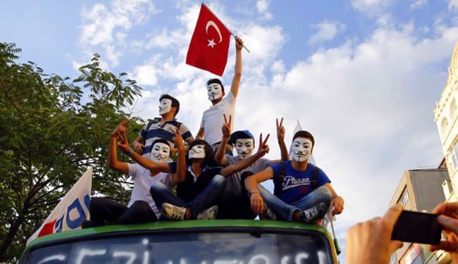 المتظاهرون باسطنبول وانقرة يواصلون تحدي الحكومة