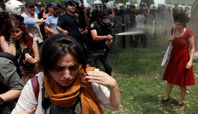 صورة الفتاة الغامضة التي فجرت الثورة التركية