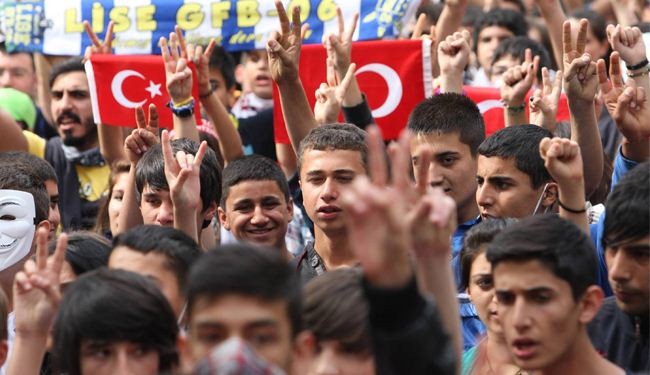 مشجعو اشهر اندية تركيا يشاركون بقوة بالاحتجاجات