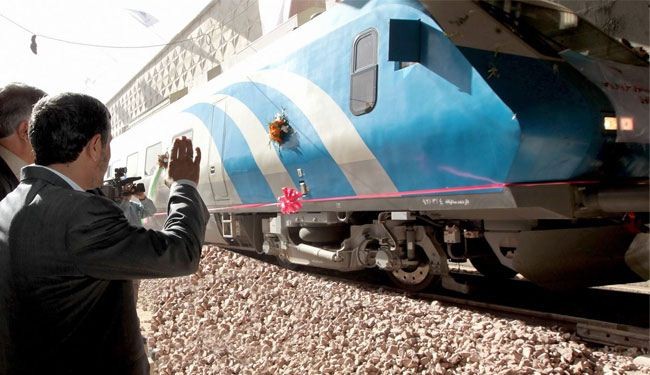 أحمدي نجاد يدشن مشروع نقل خط جديد لسكك الحديد