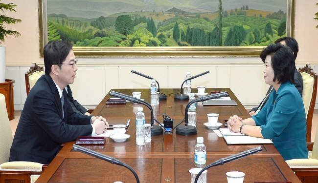 الكوريتان تجريان اول محادثات رسمية منذ عامين