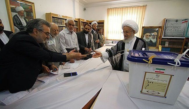 مراجع الدين ومسؤولون إيرانيون يدلون بأصواتهم