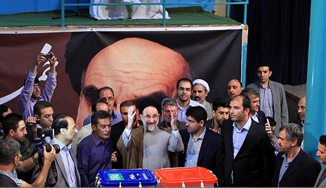 محمد خاتمي يدلي بصوته في الانتخابات الرئاسية