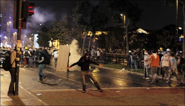 ليلة في تقسيم : الشرطة والمحتجون بين كر وفر