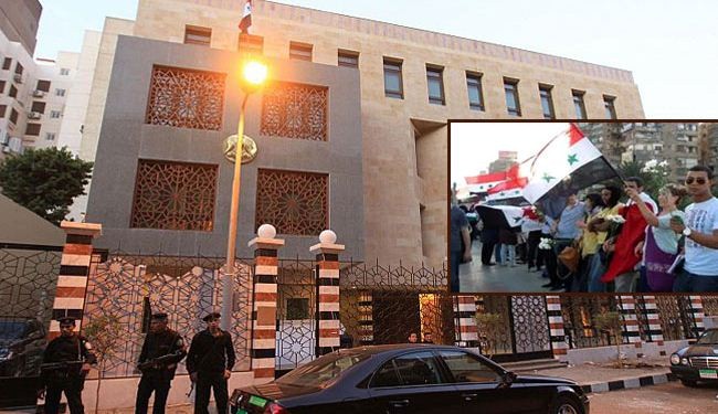 سوريون يتجمعون امام سفارتهم بالقاهرة بعد قرار اغلاقها