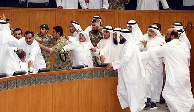 امير الكويت يدعو للامتثال لقرار القضاء بحل البرلمان