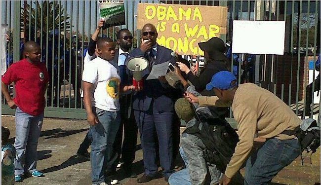 جنوب افريقيا تتظاهر ضد انانية وقمعية اوباما
