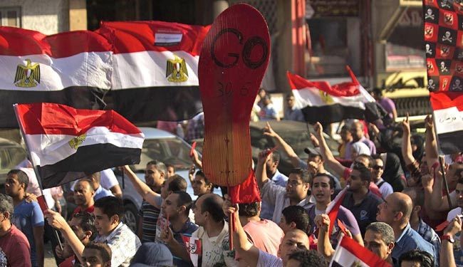 إصابة 50 محتجا بطلقات أمام مقر للإخوان بمصر