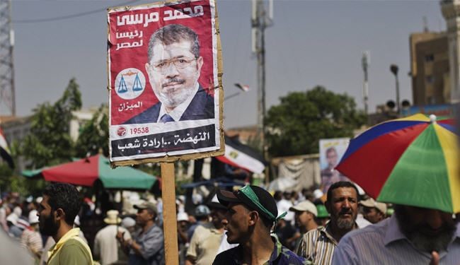 الجيش يهدد بحل الحكومة وواشنطن تطالب بتنحى مرسي
