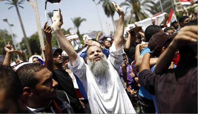 انصار مرسي يتجهون نحو مبنى الاذاعة والتلفزيون