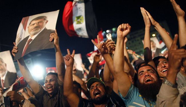 الاخوان يدعون لمواصلة الاحتجاجات ضد عزل مرسي