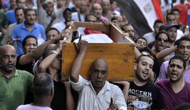 مصر: انصارالرئيس المعزول ومعارضوه يشيعون قتلاهم