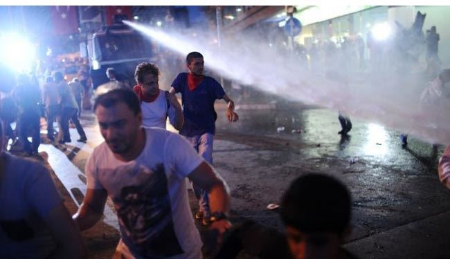بازداشت تظاهركنندگان در ميدان تقسيم استانبول