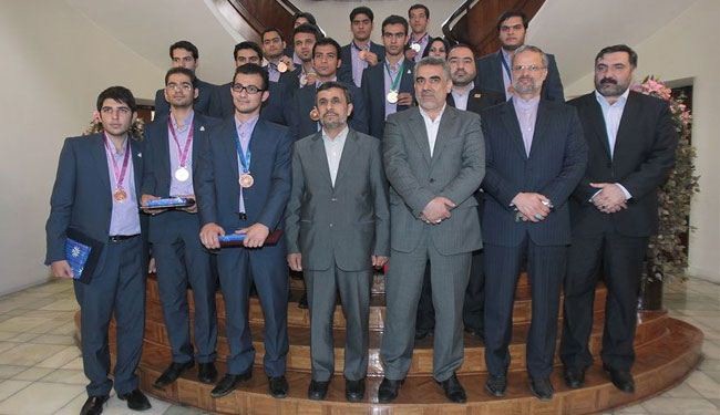 الرئيس الإيراني يكرم أعضاء الفريق الوطني للمهارات