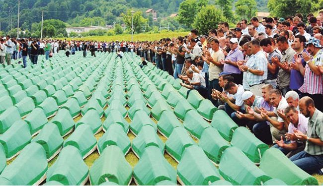 البوسنيون يحيون الذكرى الـ 18 لمجزرة سربرينيتسا
