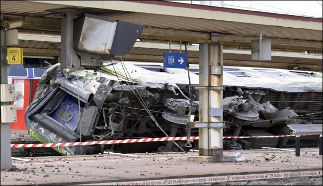 7قتلى على الاقل في حادث انحراف قطار بباريس