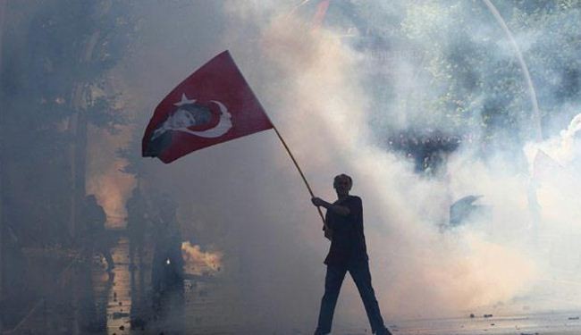 الشرطة التركية تطلق الغاز المسيل للدموع لتفريق محتجين