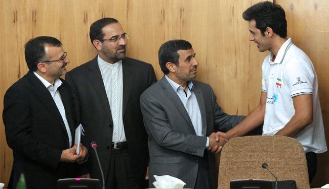 أحمدي نجاد يشيد بأداء المنتخب الوطني لكرة الطائرة