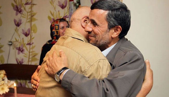 احمدي نجاد يتفقد الممثل القدير حسين محب اهري