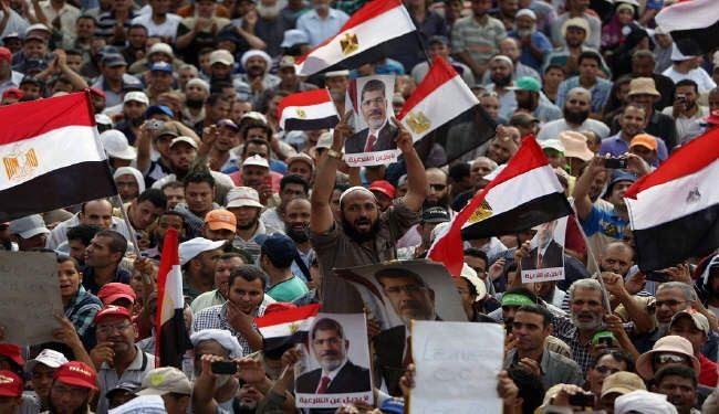 مناصرو مرسى يتوجهون لمحاصرة القنصلية الامريكية بالإسكندرية