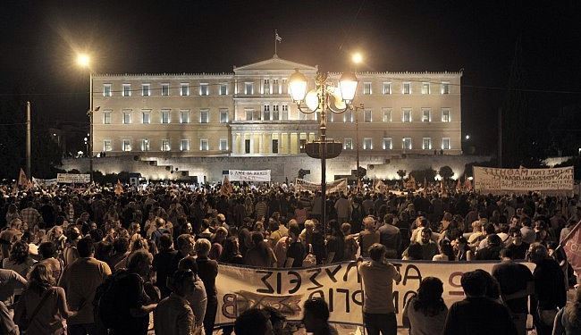 اليونان: الموافقة على إقالة آلاف من موظفي الحكومة