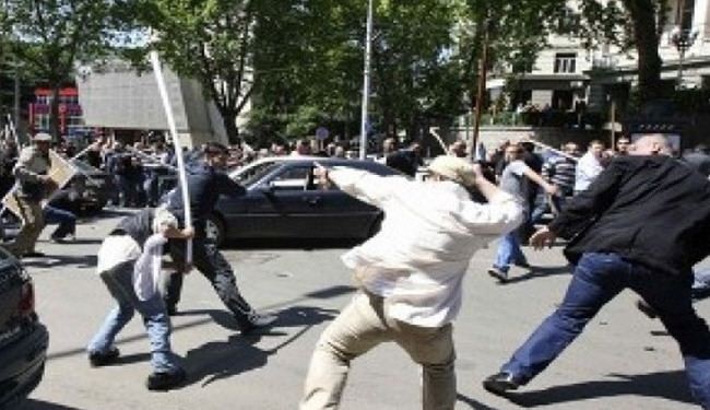 محتجون يهاجمون مسؤولين في المعارضة الجورجية