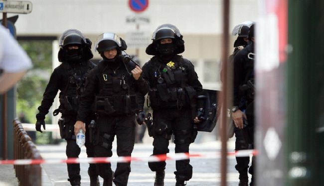 شرطة باريس متيقظة بعد ليلة من العنف في المدينة