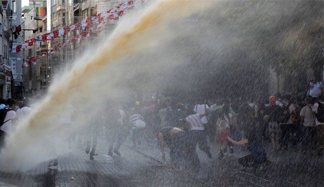 الشرطة التركية تواصل قمع المحتجين ضد إردوغان