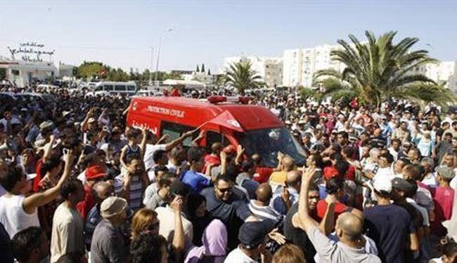 الشرطة التونسية تطلق الغاز المسيل لتفريق محتجين