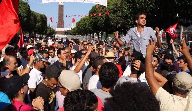 تونسيون يطالبون برحيل الحكومة غداة مقتل البراهمي