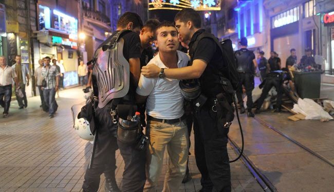 حكومة تركيا تشن حملة اعتقالات بانقرة واسطنبول