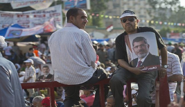 مؤيدو مرسي يتظاهرون ويدعون لمليونية
