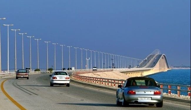 البحرين.. معاملة مهينة لـ4 شباب في جسر الملك فهد