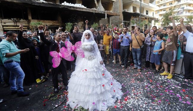 زفاف وسط الركام في مكان تفجير الرويس الارهابي