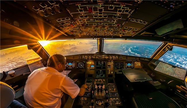 عکس؛ لحظۀ زیبای طلوع خورشید در کابین هواپیما