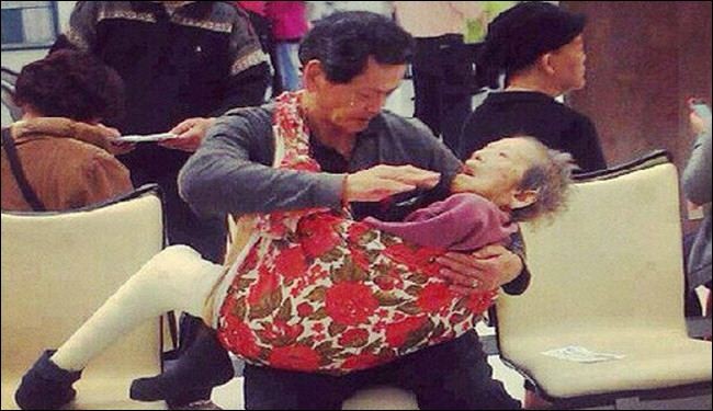 صيني يحمل أمه ويطعمها.. أكثر الصور تناقلا بـ