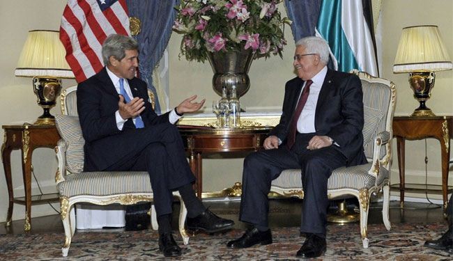 كيري يطالب عباس تكثيف مفاوضات التسوية مع الاحتلال