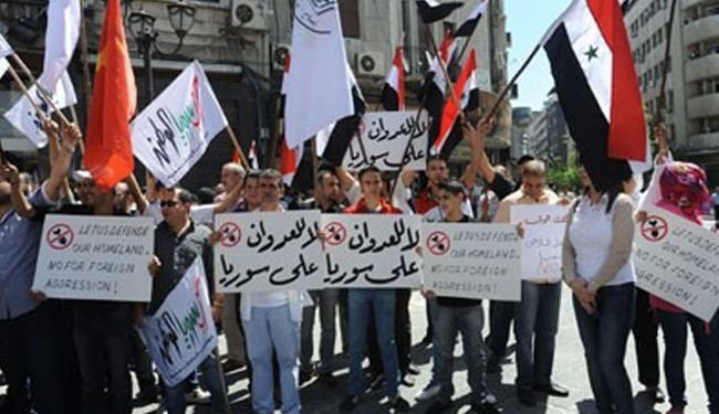 السوريون يتظاهرون بدمشق ضد العدوان الغربي المحتمل