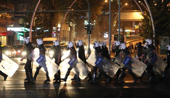 اشتباكات مستمرة بين الشرطة ومناهضي الحكومة في تركيا