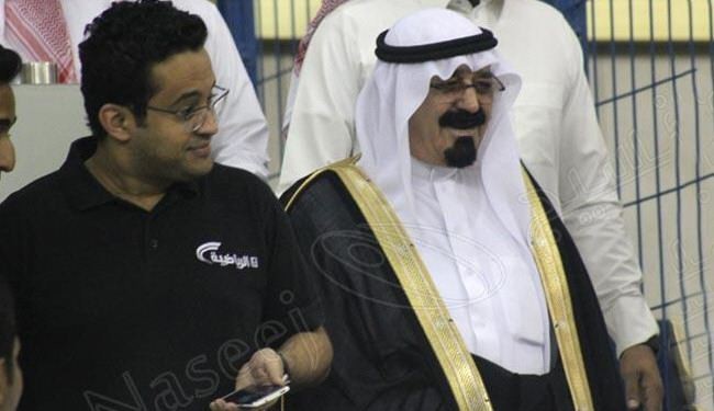 بالصور:من هو شبيه الملك السعودي الذي حضر مباراة رياضية؟